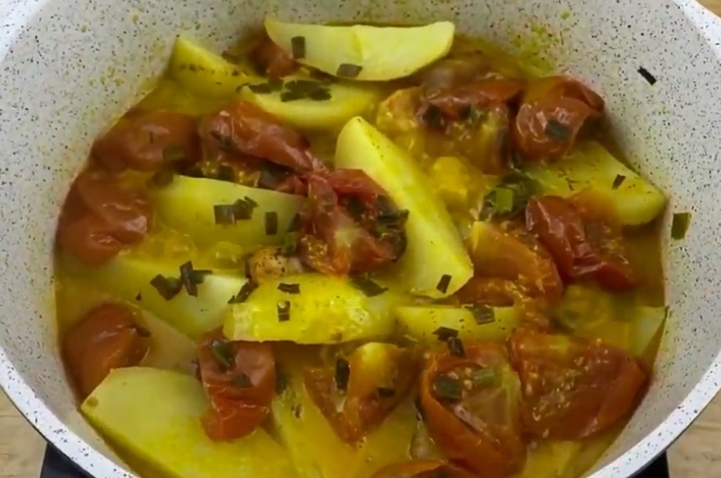 panela com moqueca de frango