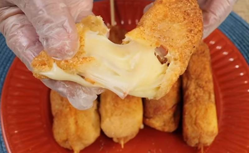 SALSICHA EMPANADA - hot dog coreano no palito com queijo