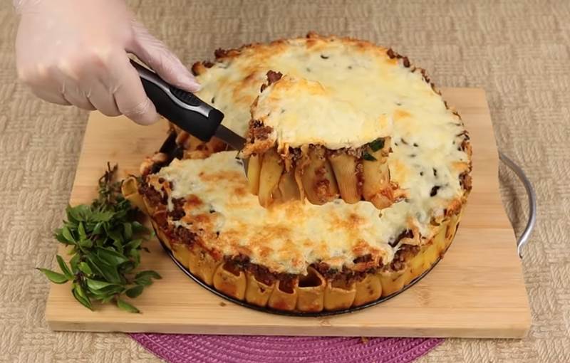 macarrão com queijo e carne moída